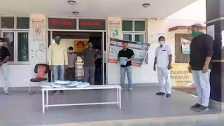 bairasar yuth congress mahashich dr r.l. choudhary and manful dusad donated ppe kit to sandwa govt hospital.