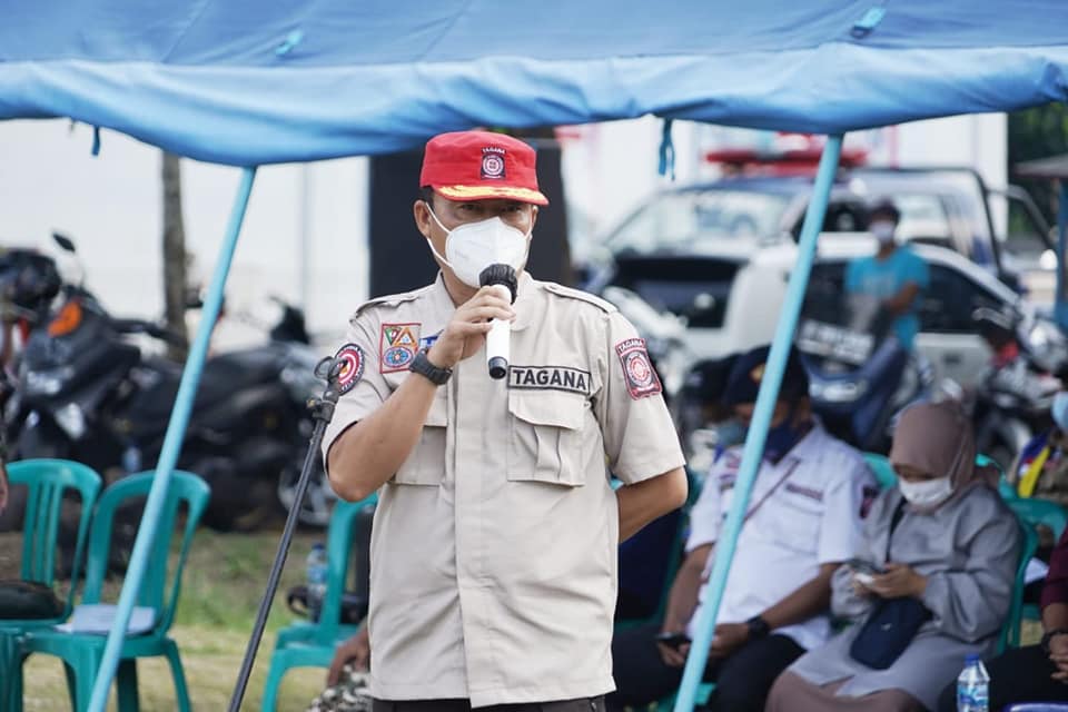 Kepala Dinas Sosial Kab. Cianjur, Asep Suparman, saat memberikan amanat pada Apel Pengukuhsan KSB dan Uji SOP Penanggulangan Bencana KSB Desa Cibokor.