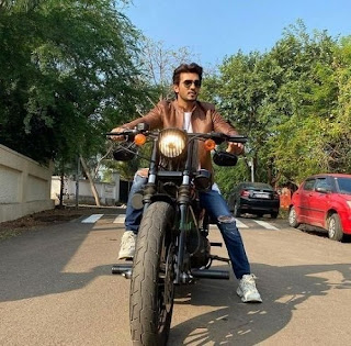 Arjun Bijlani sambil berpose di atas motornya