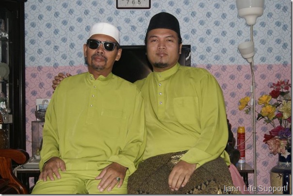 Mata abah masih sensitif dengan cahaya...