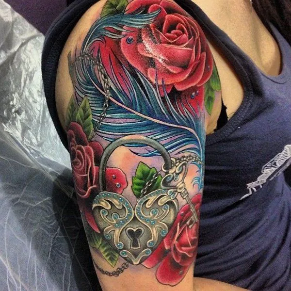 chica con tatuaje de llave candado en forma de corazón y rosas en el brazo