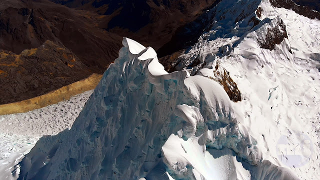 Vista de la cima superior del Nevado Alpamayo desde un drone