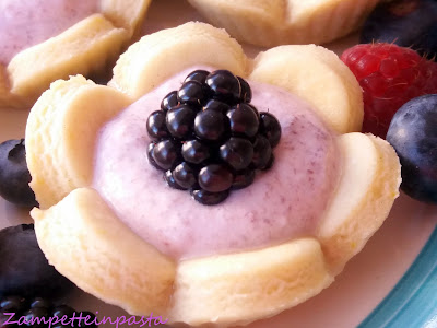 Tartellette a forma di fiore con mousse di yogurt e panna