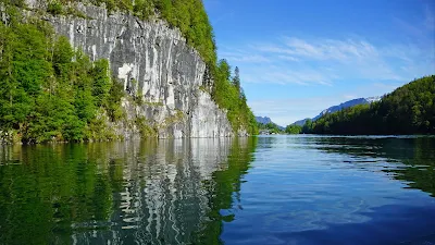 Papel de Parede Paisagem Lago Colina Árvores