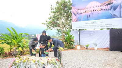 Kenang Hari Ulang Tahun Almarhum Eril, Keluarga Ridwan Kamil Berziarah Kirim Doa 