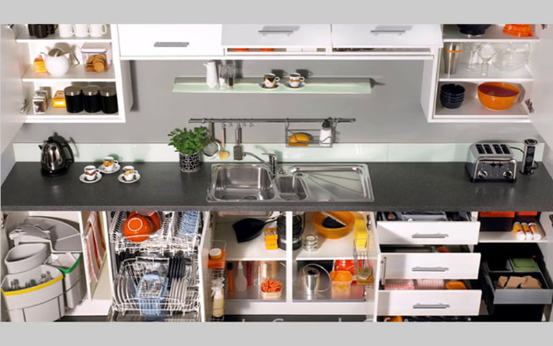 Một không gian bếp với đầy đủ các phụ kiện tủ phù hợp