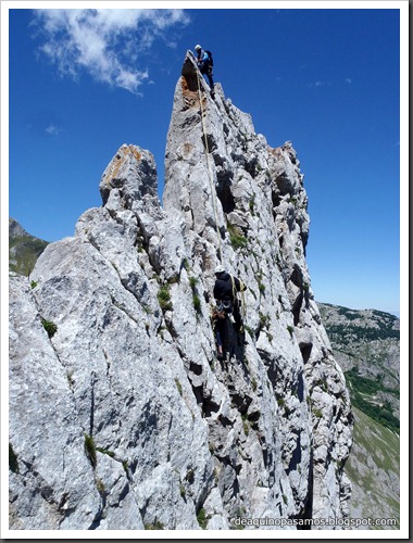Arista Sanchez Sadia-Samper 300m 120m Rapel 6c¿ (V  A1 Oblig) (Peñe Robre, Andara) (Victor) 0058