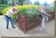 OBG1 - Pierre tar bilde av Claudie in botaniske hage med erteblomster - 2