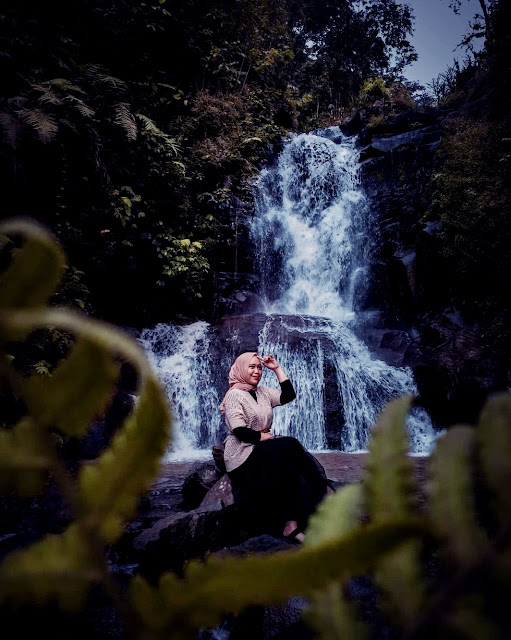 Hunting Foto ,Dengan Latar Belakang, Air Terjun Coban Lawe, Sumber Foto (https://www.instagram.com/sigitrahmanto_/)