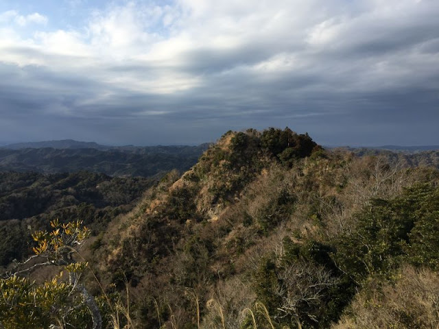 伊予ヶ岳の南峰から見た北峰