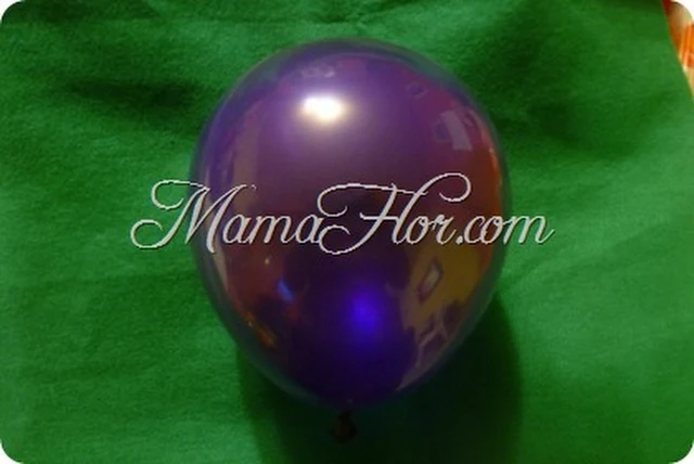 Inflando globo negro grande para cabeza de Minnie Mouse