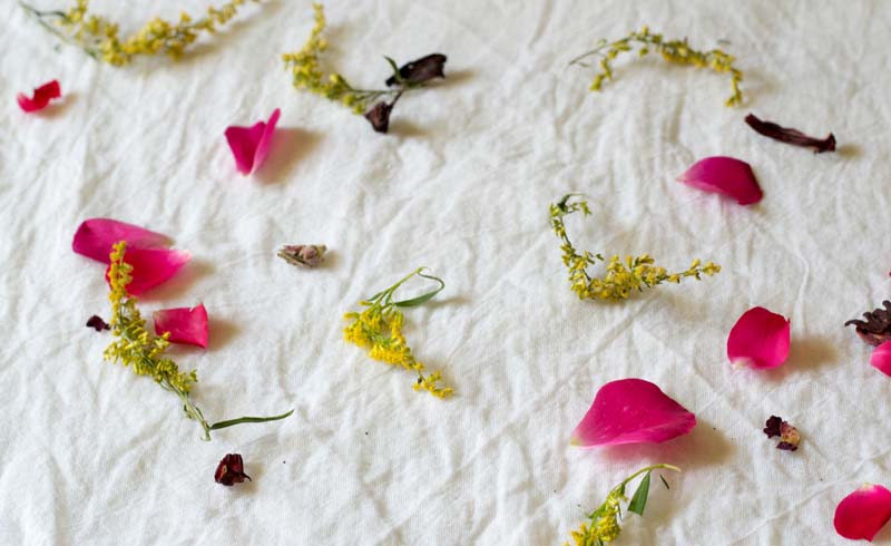 How to Use Flowers to Tie-Dye Fabric