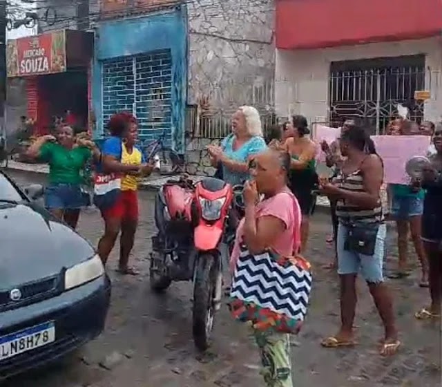 Após 10 dias sem água, moradores de alguns bairros, protestam em frente a unidade da EMBASA na cidade de Nazaré*
