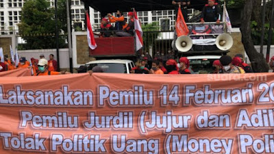 Aksi May Day Di Depan Gedung KPU, Massa Buruh: Jangan Geser Tanggal Pemilu 2024!