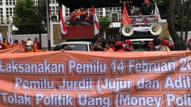 Aksi May Day Di Depan Gedung KPU, Massa Buruh: Jangan Geser Tanggal Pemilu 2024!