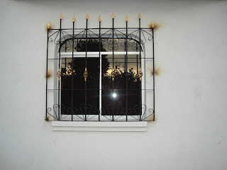 <img src="ventana.jpg" alt="estilos y fabricación de toda clase de ventanas"> 