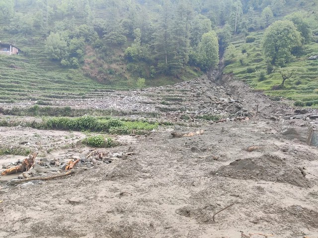केयू हाइड्रो विद्युत परियोजना की टनल से निकला मलबा पहाड़ी पर ही डंप होने से तबाही मची