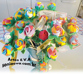 Mini botões de rosa em E.V.A Lembrancinha de 80 anos