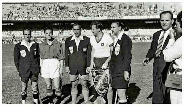 Los capitanes de España y Chile, Piru Gainza y Livingstone, junto con el trío arbitral Alberto Monar Da Gama Malcher, Marino y Álvarez. SELECCIÓN DE CHILE 0 SELECCIÓN DE ESPAÑA 2. 29/06/1950. IV Copa del Mundo Brasil 1950, primera fase, Grupo II, 2º partido. Río de Janeiro, Brasil, estadio de Maracaná. GOLES: 0-1: 17’, Basora. 0-2: 33’, Zarra.