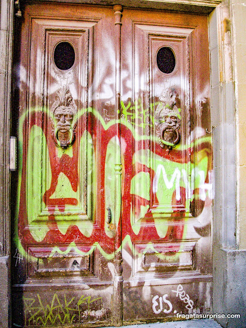 Porta no Bairro Gótico de Barcelona