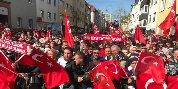 https://www.express.de/koeln/-beschuetzer-der-moslems--das-sagen-die-erdogan-anhaenger-in-koeln-31370450?originalReferrer=