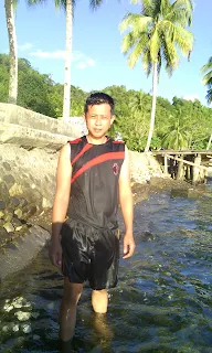 berenang di pantai mariadei