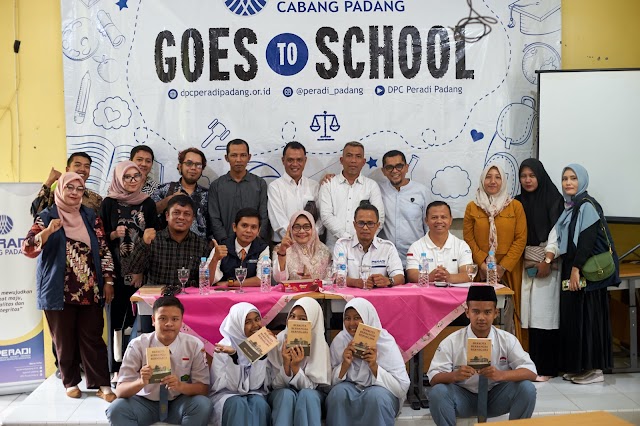 Kepala MAN 1 Kota Padang Marliza pada Pembukaan Peradi Goes to School : Kehadiran Peradi di Madrasah Membawa Hal Positif