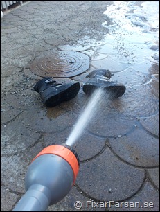 Tvättar barnskor från kattbajs