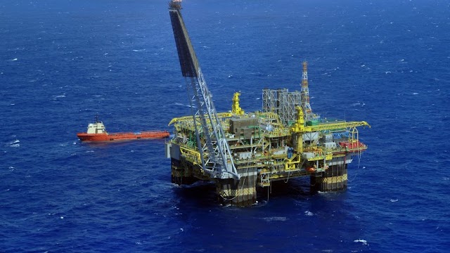 Petróleo sobe 13% com corte recorde na produção, mas Petrobras segura preços