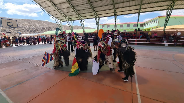 Die Kinder zeigen ihre Dankbarkeit durch ihre Tänze aus dem Norden der Provinz von Potosí.  https://blog.weltkirche-bolivien.org/p/schulmaterial.html