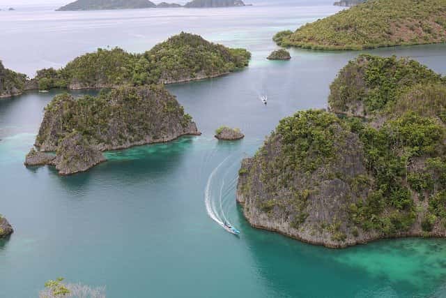 pulau terbesar di indonesia adalah