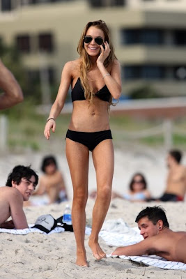 Lindsay Lohan Looks Great in Black Bikini at the Beach