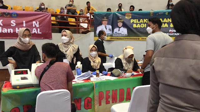 Antusias Warga Serbu Vaksinasi Massal Serentak di Lampung