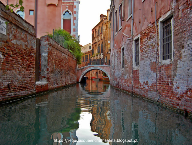 Passeio de gôndola pelos canais e pontes de Veneza