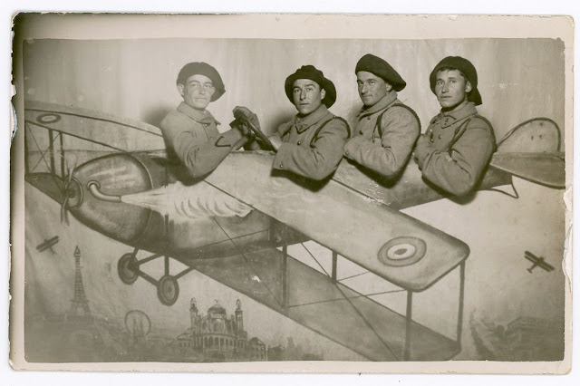 Divertidas fotografías de soldados de la Primera Guerra Mundial posando en montajes fotográficos