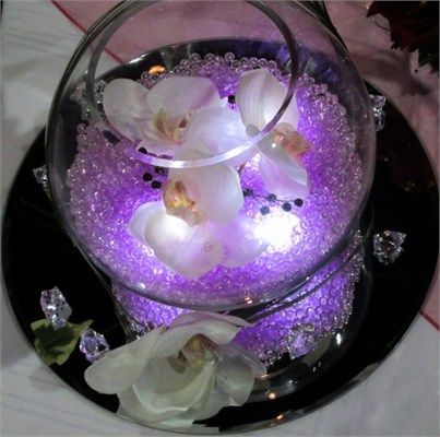 romantic wedding table fish bowl design and decoration with flowers,and beads,small nuggets of transparent beads 