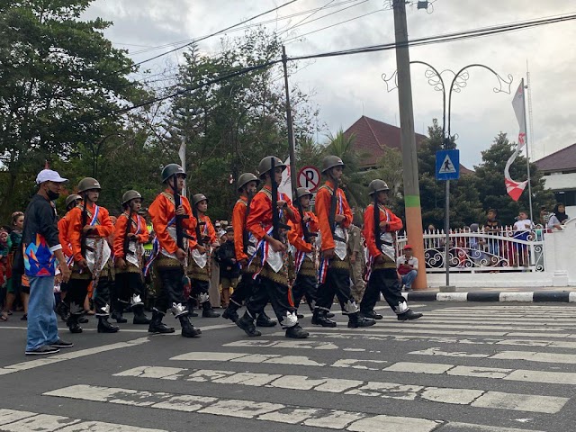 Pawai Karnaval "Gerakan Pelajar Merdeka" SMPN 01 Sukodono disambut Tepuk Tangan Penonton