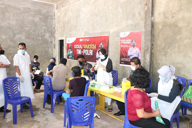 Polres Lingga Bersama TNI Gelar Gerai Vaksin TNI-POLRI di Kelurahan Pancur