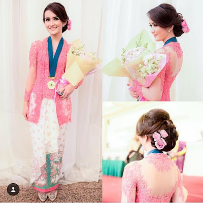 model kebaya wisuda broklat pink dengan rok batik 