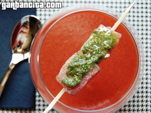 Gazpacho de cerezas con atún marinado al mojo verde de salvia