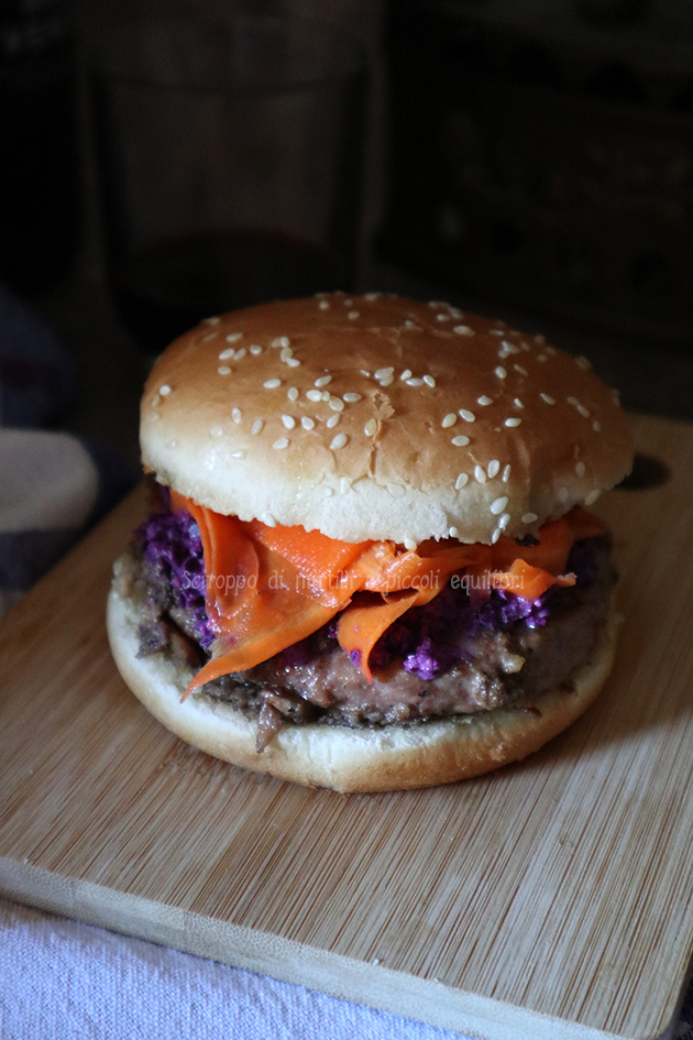 Panino con hamburger di suino nero alla crema di funghi, pesto di cavolo cappuccio viola e carote agrodolci