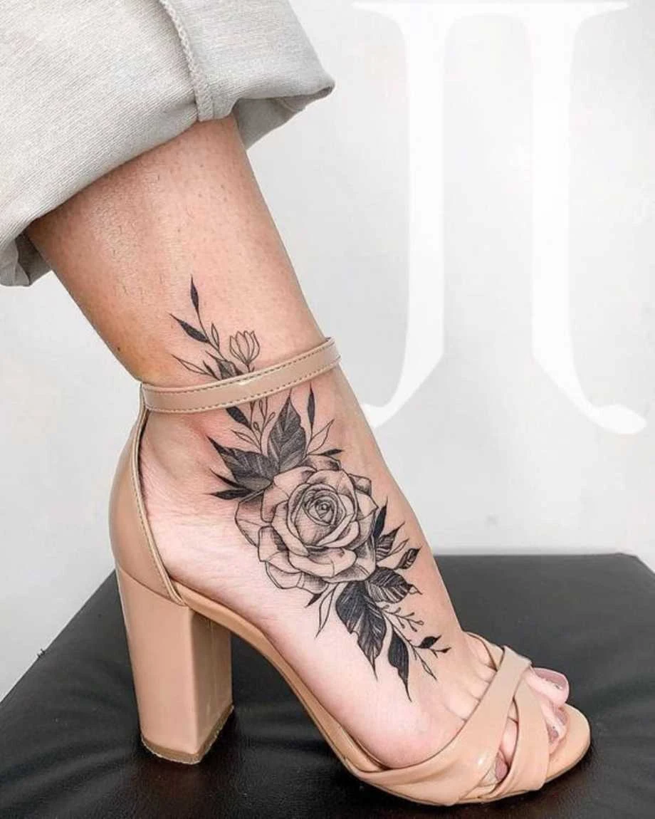 Vemos tatuajes femeninos para pies de rosa puntillista