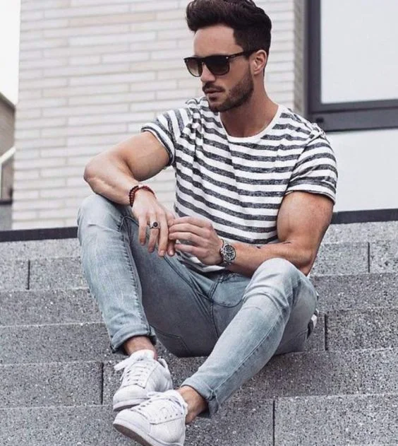 Look Masculino Listrado com Calça Jeans Clara e Tênis Branco