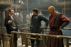 Christopher Nolan a la izquierda, dirigiendo a Christian Bale y Ken Watanabe
