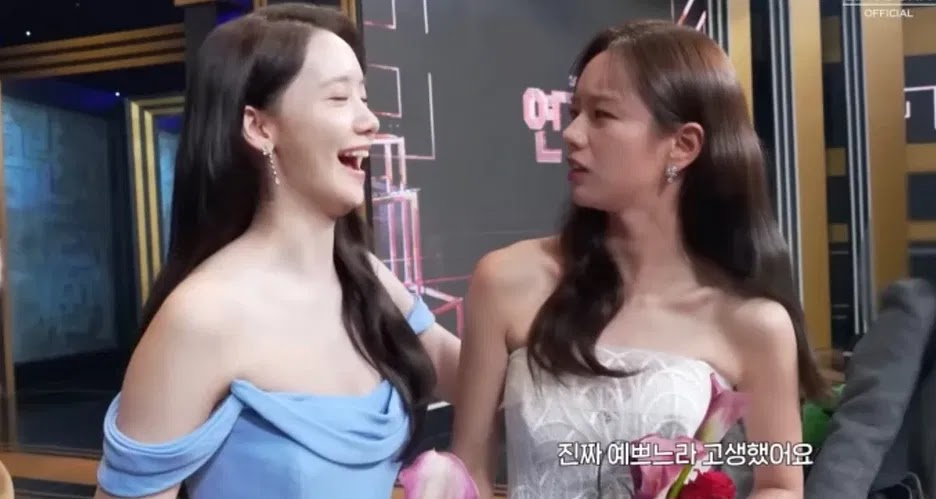 Yoona y Hyeri posando juntas para una foto