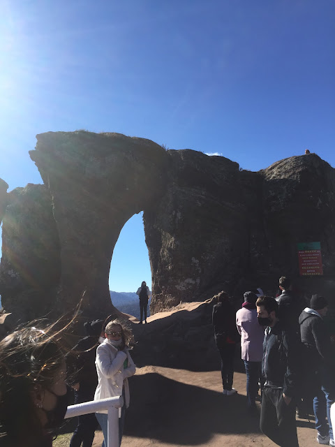 Famosa pedra furada no Morro do Campestre - Portal Urubici
