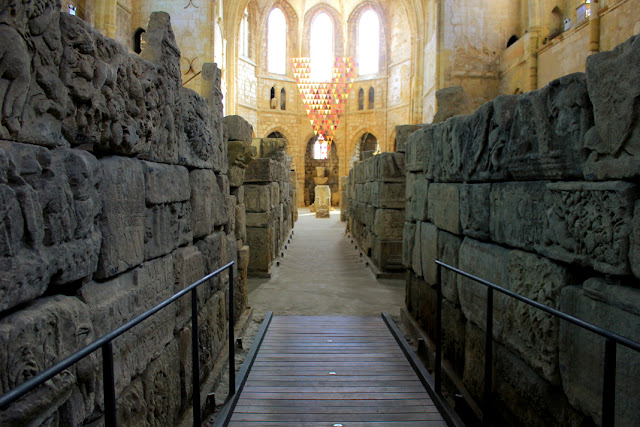 wnętrze gotyckiego kościoła z korytarzem z rzymskich tablic inskrypcyjnych