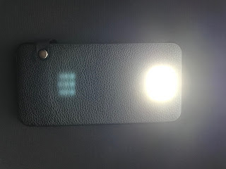 ソーラーパネル付きモバイルバッテリー充電器本体裏側LEDライト点灯（強）