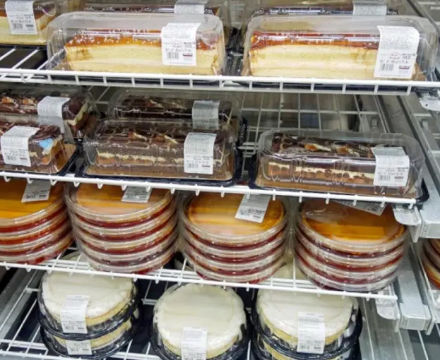 Mujer gandalla compra CINCUENTA pasteles de Costco y NADIE se los compra; está desesperada y pide ayuda