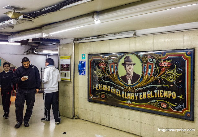 Placa em fileteado na Estação Carlos Gardel do metrô de Buenos Aires